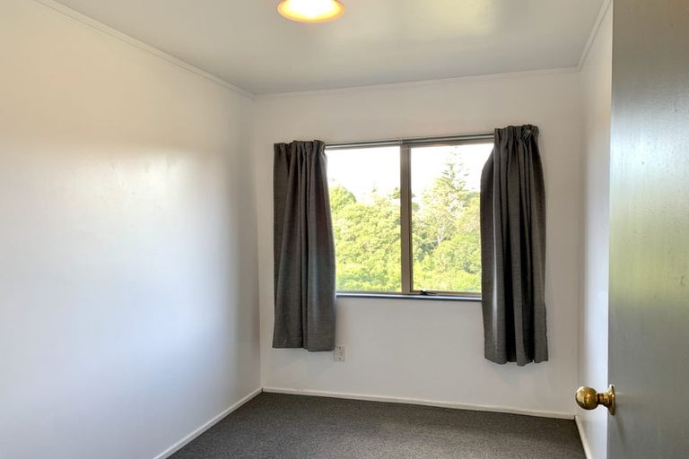 Photo of property in 2/87 Fairclough Road, Beach Haven, Auckland, 0626