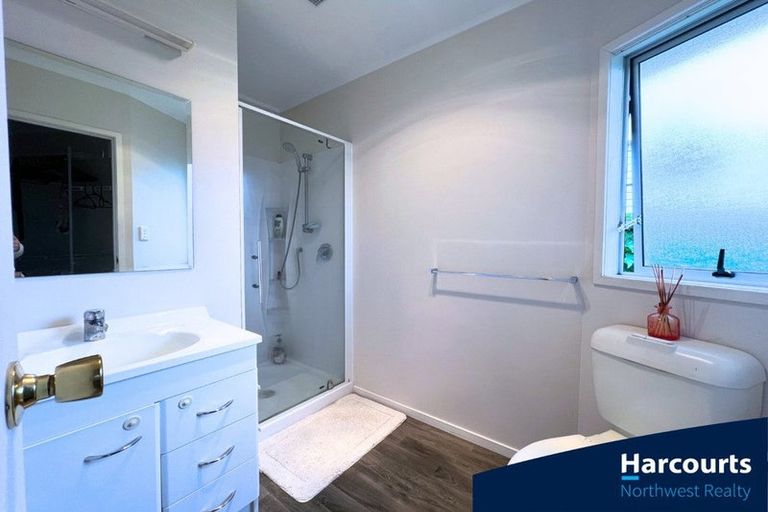Photo of property in 25 Peterhouse Place, West Harbour, Auckland, 0618
