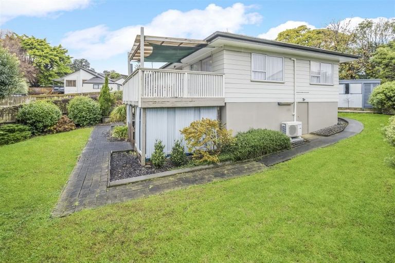Photo of property in 1/40 Kingsclere Place, Goodwood Heights, Auckland, 2105
