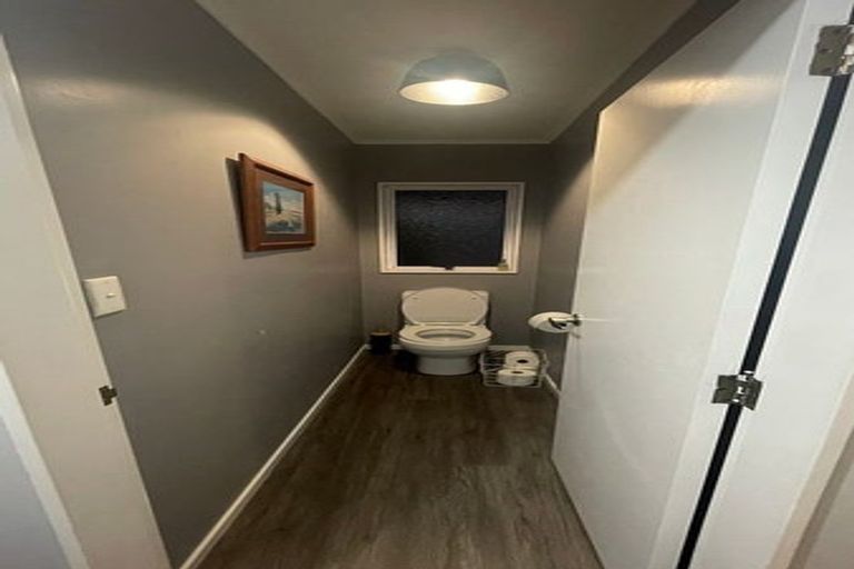 Photo of property in 16 Evesham Place, Newlands, Wellington, 6037