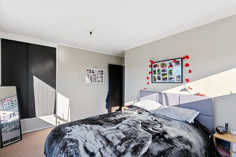 Photo of property in 32a Cheltenham Terrace, Newlands, Wellington, 6037