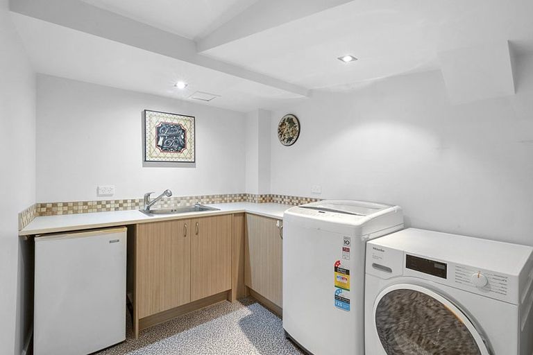 Photo of property in 38 Seaview Road, Marfell, New Plymouth, 4310