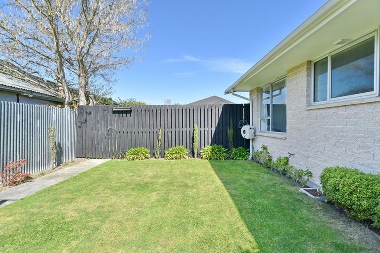Photo of property in 2/11 Tuckers Road, Redwood, Christchurch, 8051