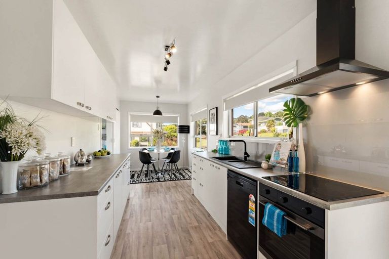 Photo of property in 2 April Place, Red Hill, Papakura, 2110