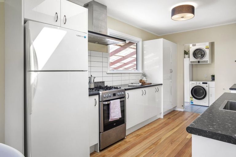 Photo of property in 18 Batchelor Street, Newlands, Wellington, 6037