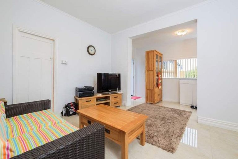 Photo of property in 1/28 Rangitoto Terrace, Milford, Auckland, 0620