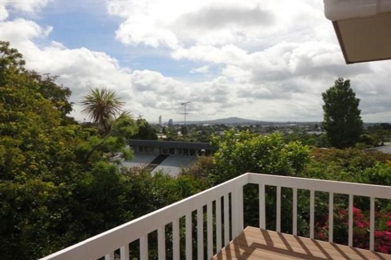 Photo of property in 2/85 Raleigh Road, Northcote, Auckland, 0627