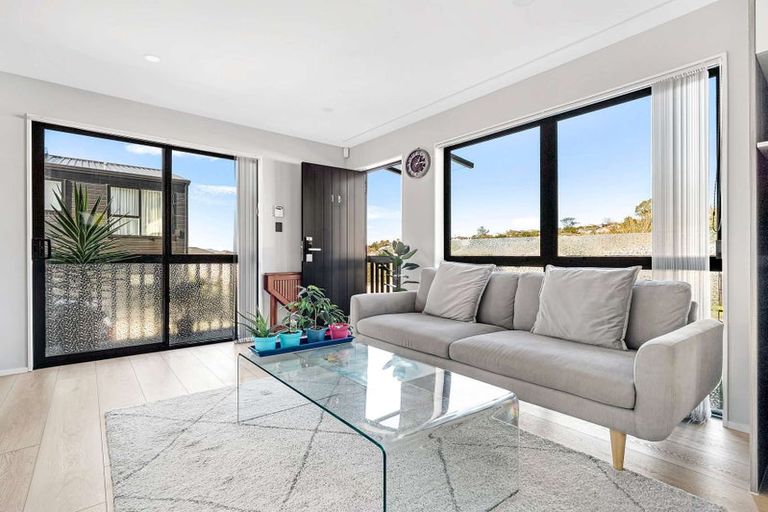 Photo of property in 1b Tacitus Place, Totara Vale, Auckland, 0629