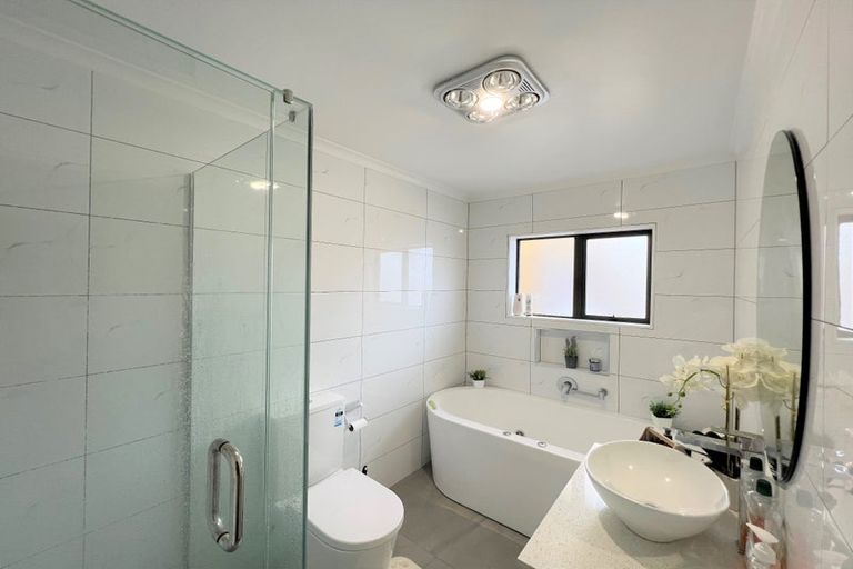 Photo of property in 2 Tir Conaill Avenue, Flat Bush, Auckland, 2019