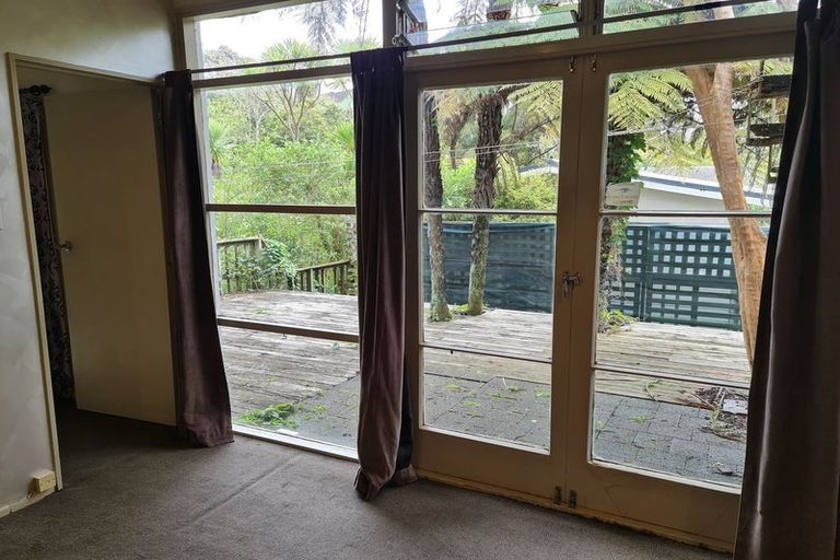 Photo of property in 16 De Val Drive, Titirangi, Auckland, 0604