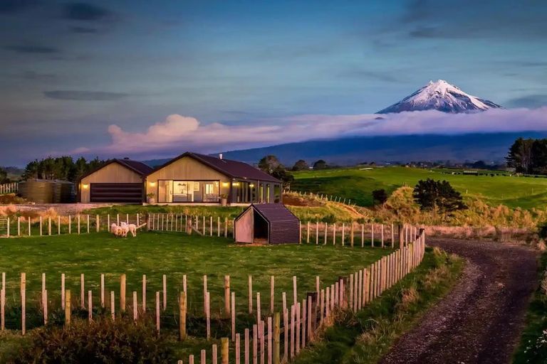 Photo of property in 7 Te Ara Karoiroa Road, Hurford, New Plymouth, 4374