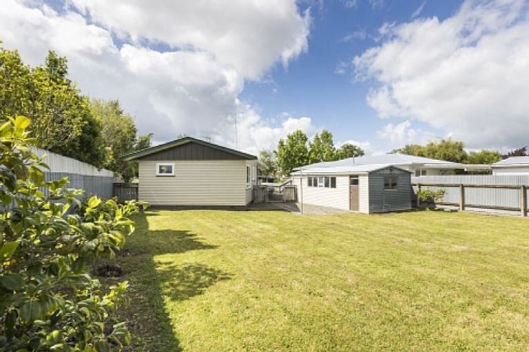 Photo of property in 10 Catlins Crescent, Milson, Palmerston North, 4414