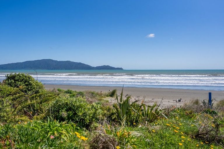 Photo of property in 96 Field Way, Waikanae Beach, Waikanae, 5036