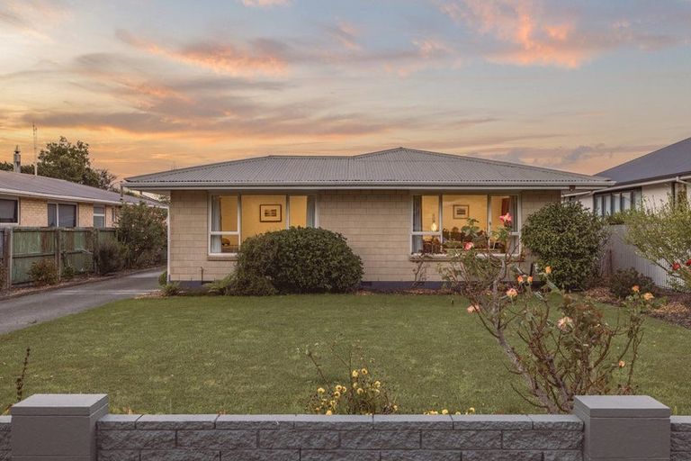 Photo of property in 6 Laing Crescent, Heathcote Valley, Christchurch, 8022