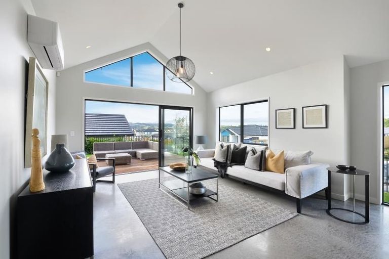 Photo of property in 38 Vinistra Road, Kumeu, 0810