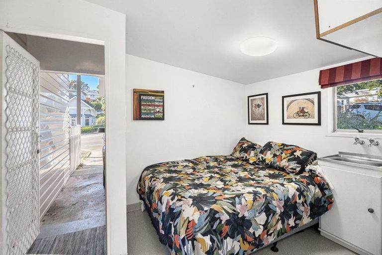 Photo of property in 28 Carrington Street, New Plymouth, 4310