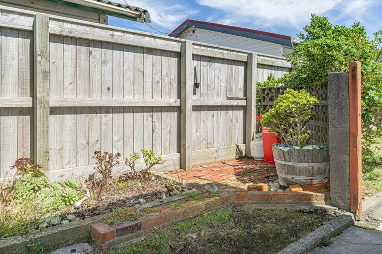 Photo of property in 4/55 Apu Crescent, Lyall Bay, Wellington, 6022