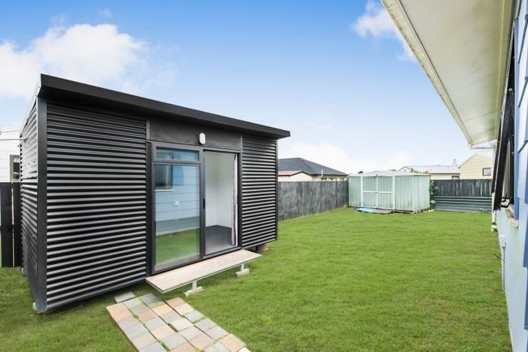 Photo of property in 2/10 Hatherley Place, Clendon Park, Auckland, 2103