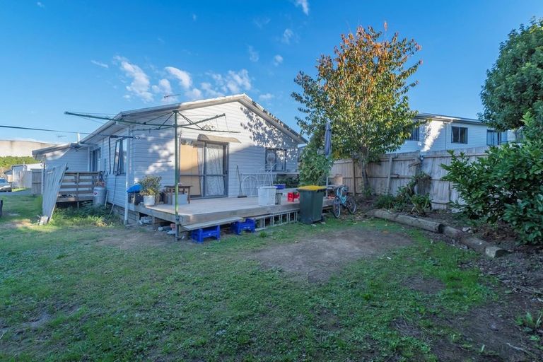 Photo of property in 2/6 Eulogy Place, Randwick Park, Auckland, 2105