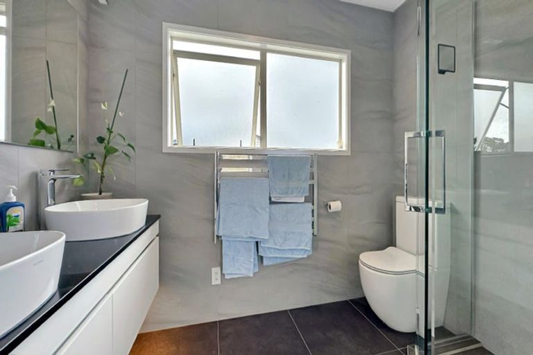 Photo of property in 2/15 Stephanie Close, Glenfield, Auckland, 0629