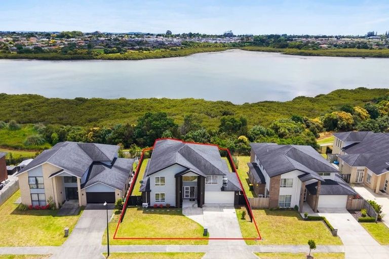 Photo of property in 5 Iwinuku Crescent, Wattle Downs, Auckland, 2103