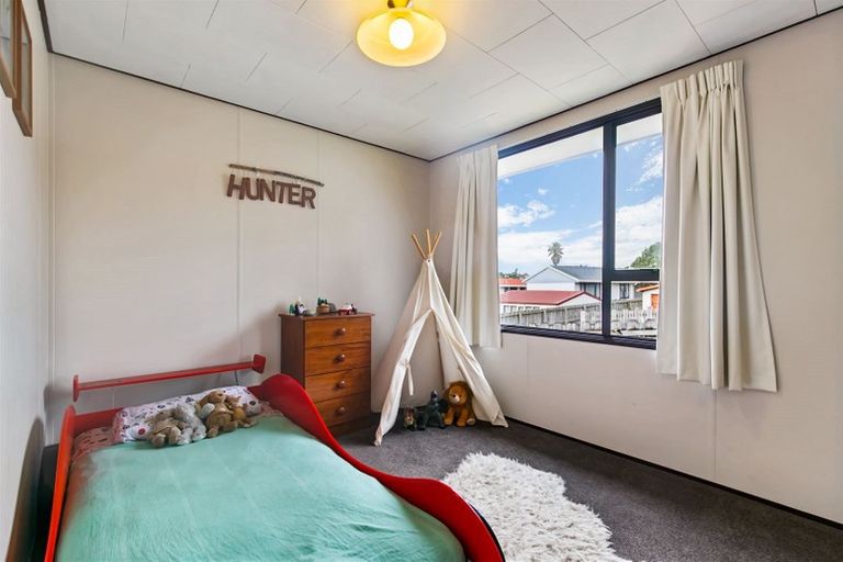 Photo of property in 1/31 Caribbean Drive, Unsworth Heights, Auckland, 0632