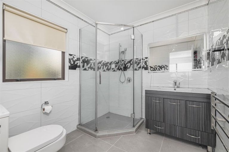 Photo of property in 76 San Valentino Drive, Henderson, Auckland, 0612