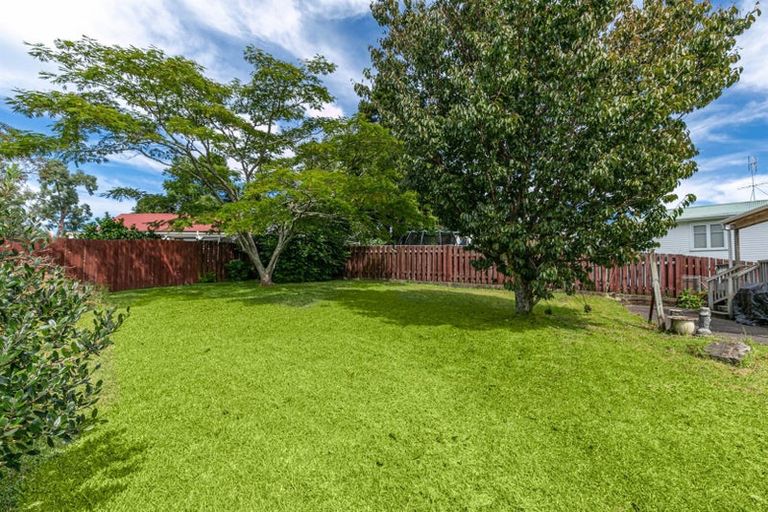 Photo of property in 17 Divich Avenue, Te Atatu South, Auckland, 0610