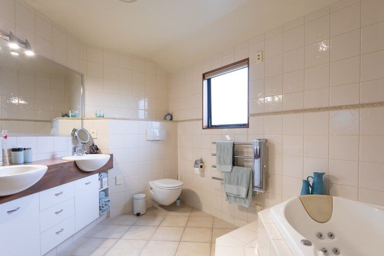 Photo of property in 33 Ruapehu Drive, Fitzherbert, Palmerston North, 4410