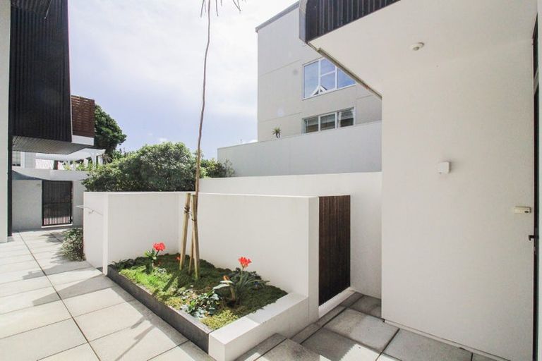 Photo of property in 76 Brougham Street, Mount Victoria, Wellington, 6011