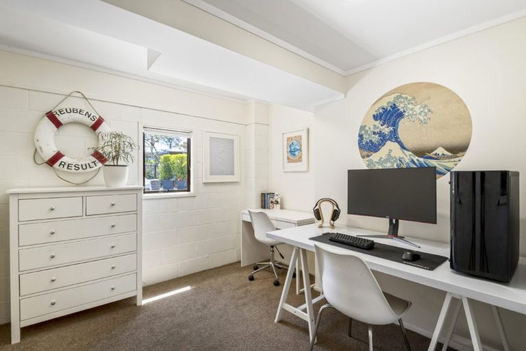 Photo of property in 8 Poaka Place, Beach Haven, Auckland, 0626