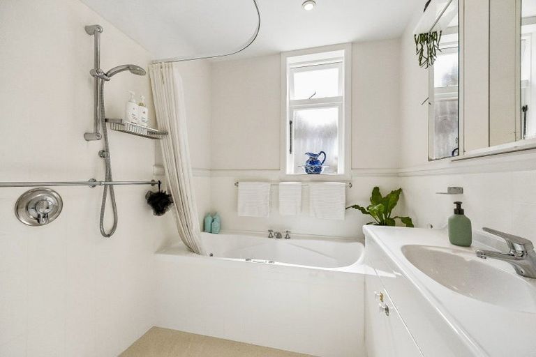 Photo of property in 58 Hargest Crescent, Saint Kilda, Dunedin, 9012