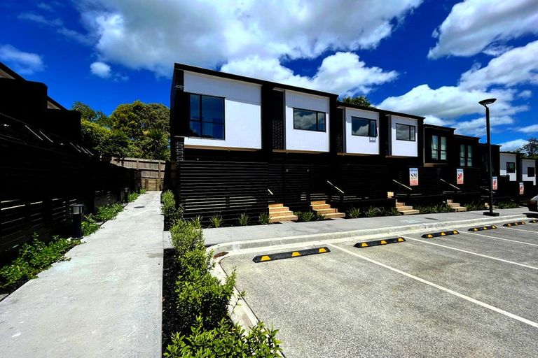 Photo of property in 15 Meg Lane, Glen Eden, 0602