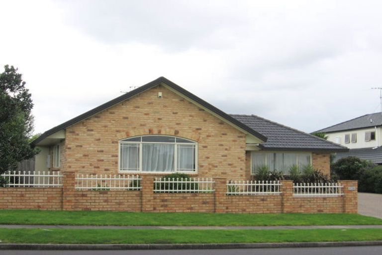 Photo of property in 33 Maghera Drive, East Tamaki Heights, Auckland, 2016