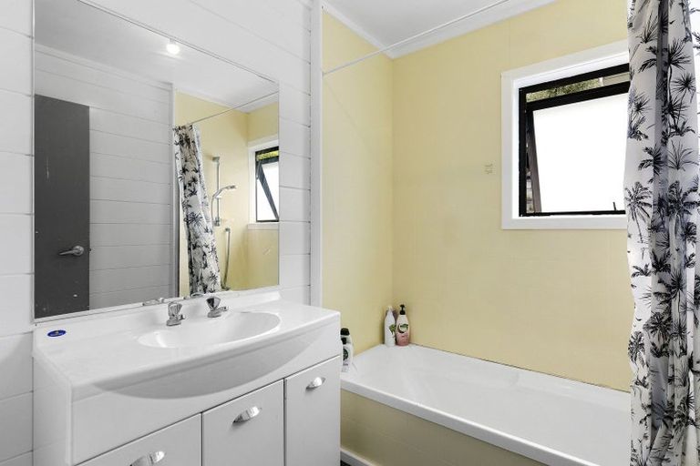 Photo of property in 6 Serenity Grove, Maoribank, Upper Hutt, 5018