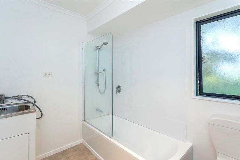 Photo of property in 70 Solar Road, Glen Eden, Auckland, 0602