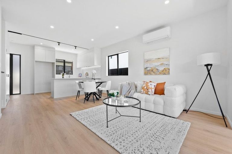 Photo of property in 1/18 Albert Road, Kelston, Auckland, 0602