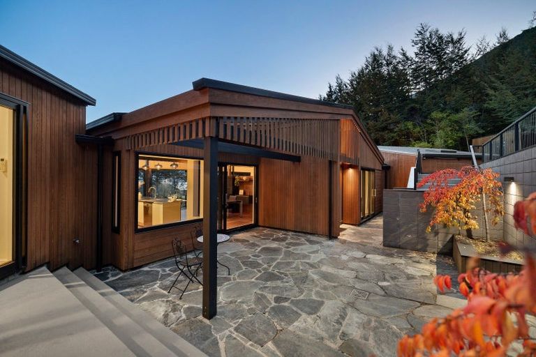 Photo of property in 18 Falcon Heights, Mount Creighton, Queenstown, 9371