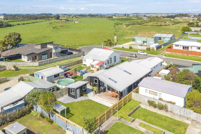 Photo of property in 3 Kamahi Street, Castlecliff, Whanganui, 4501
