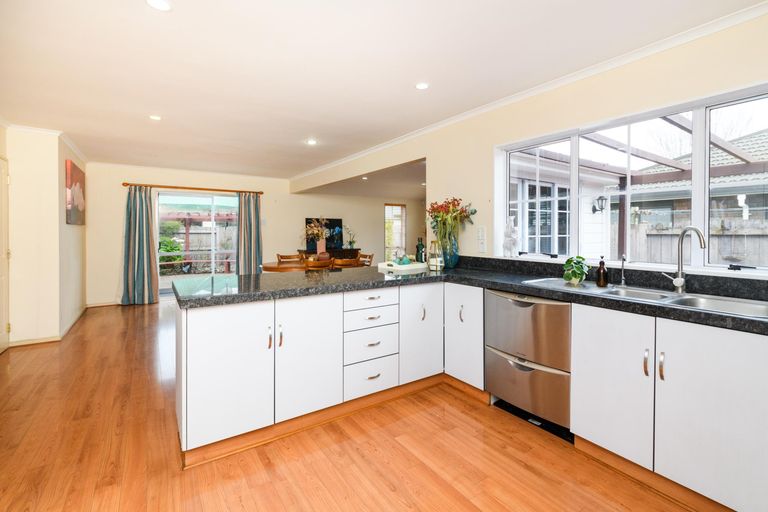 Photo of property in 2 Rosebank Avenue, Kelvin Grove, Palmerston North, 4414