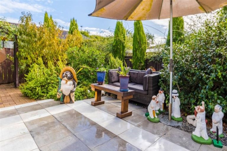 Photo of property in 2/41a Titirangi Road, New Lynn, Auckland, 0600