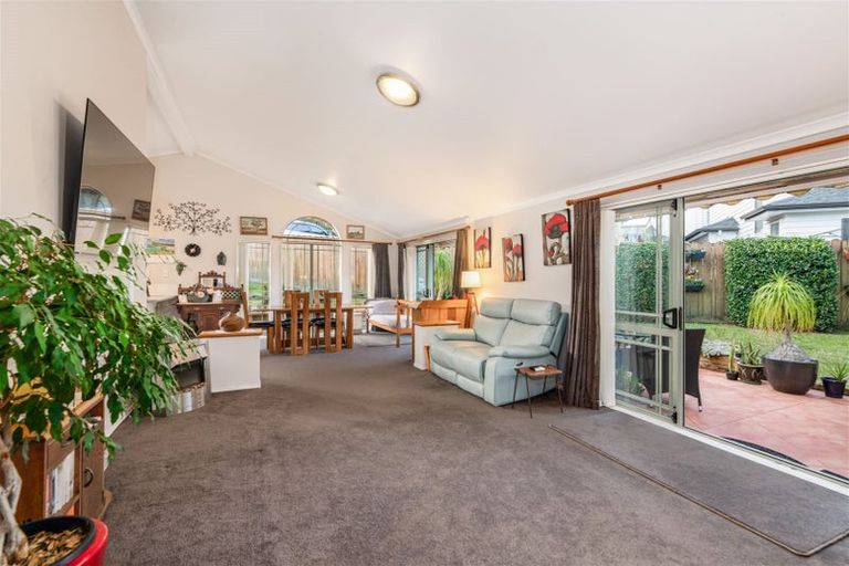 Photo of property in 120 Buscomb Avenue, Henderson, Auckland, 0610