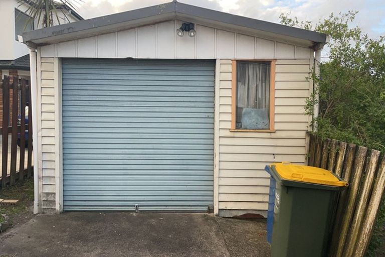 Photo of property in 13 Foyle Place, Glendene, Auckland, 0602