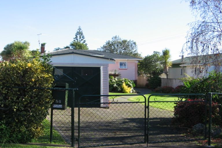 Photo of property in 58 Flanshaw Road, Te Atatu South, Auckland, 0610