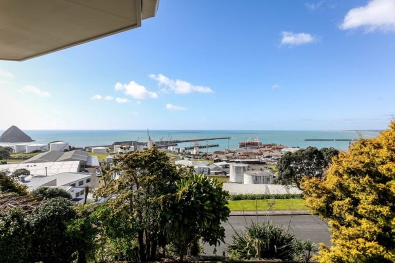 Photo of property in 27 Findlay Street, Moturoa, New Plymouth, 4310