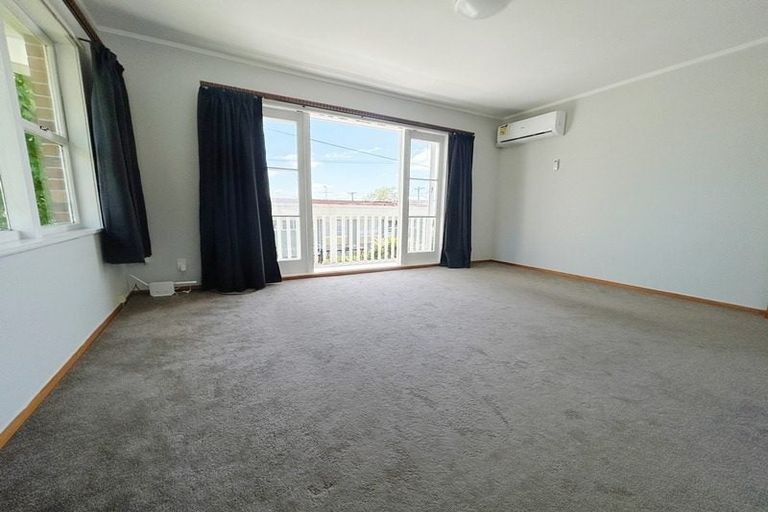Photo of property in 2/90 Te Atatu Road, Te Atatu South, Auckland, 0610
