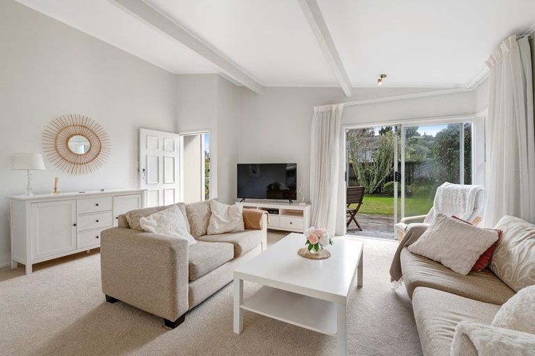 Photo of property in 9 Woodstock Road, Forrest Hill, Auckland, 0620
