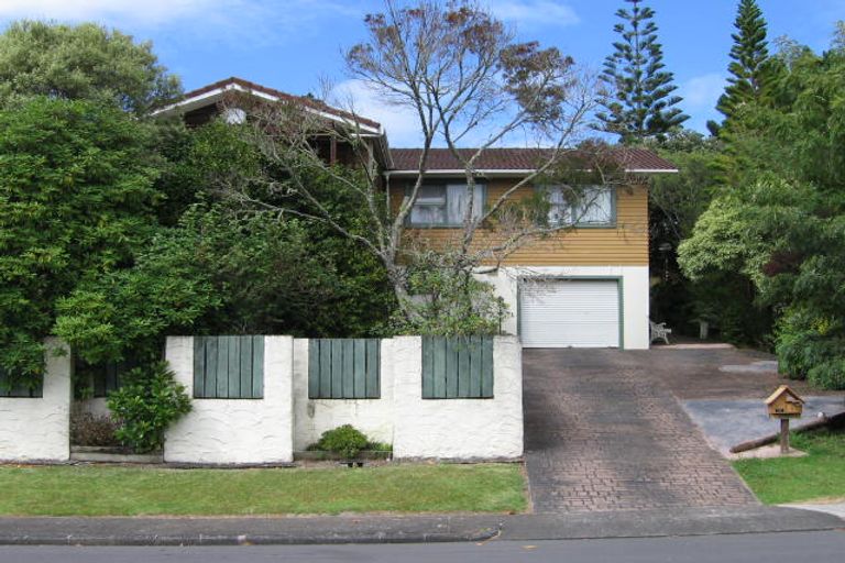 Photo of property in 8 Glenroy Place, Green Bay, Auckland, 0604