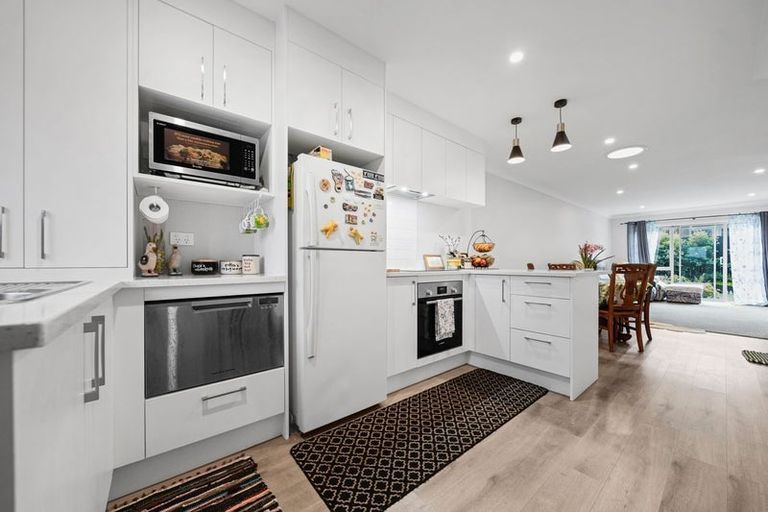 Photo of property in 70 Paretaiuru Crescent, Papakura, 2110