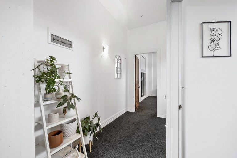 Photo of property in Endeavour Apartments, 11/125 Thorndon Quay, Pipitea, Wellington, 6011